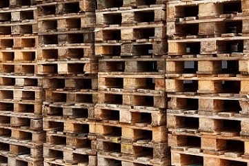 木製パレット段積み